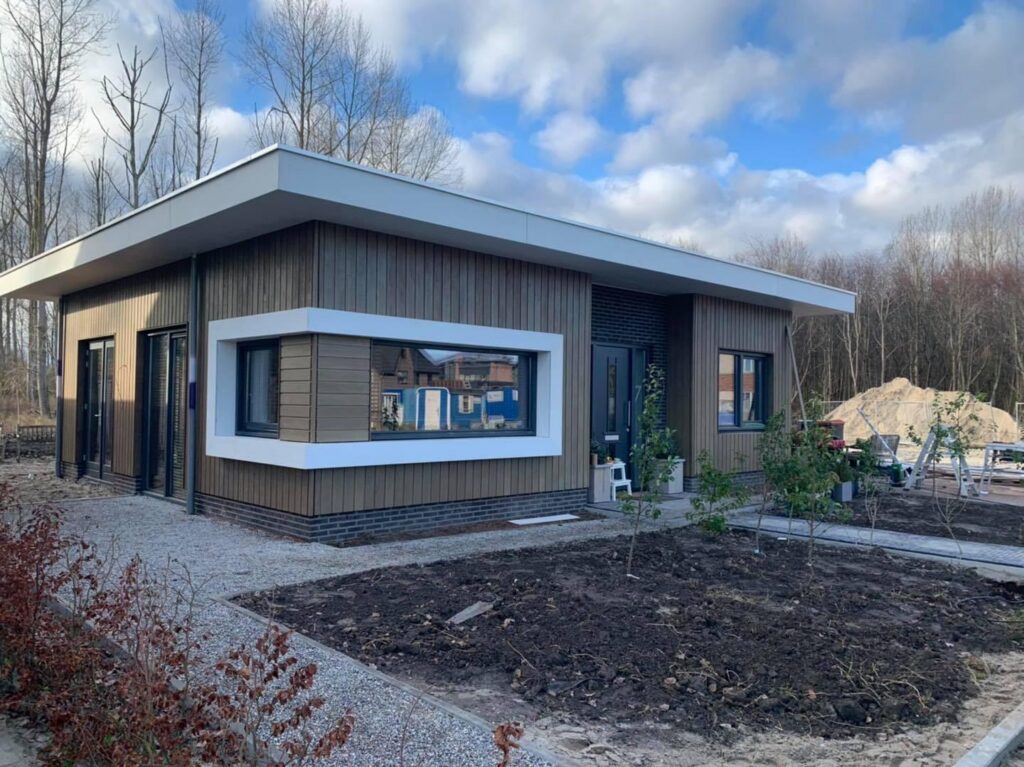 Bungalow in Almere met houten Fraké gevelbekleding door BroCo Timmerwerken