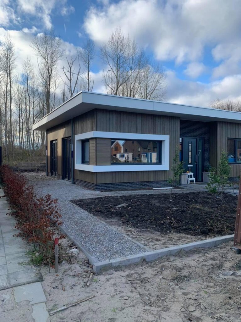 Moderne bungalow in Almere met houten gevelafwerking van Fraké
