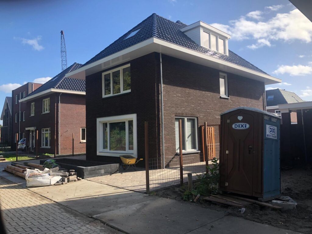 Moderne nieuwbouwwoning in Hoofddorp met dakkapel door BroCo Timmerwerken