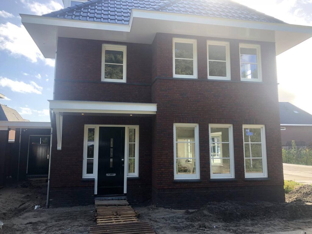 Nieuwbouwwoning in Hoofddorp met donkere gevelsteen door BroCo Timmerwerken