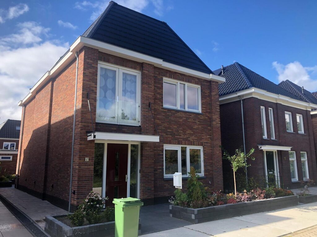 Nieuwbouwwoning in Hoofddorp met entree-overkapping door BroCo Timmerwerken
