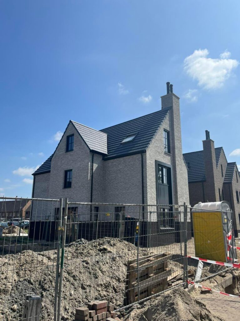 Nieuwbouwwoning in Hoofddorp met lichte gevelsteen door BroCo Timmerwerken
