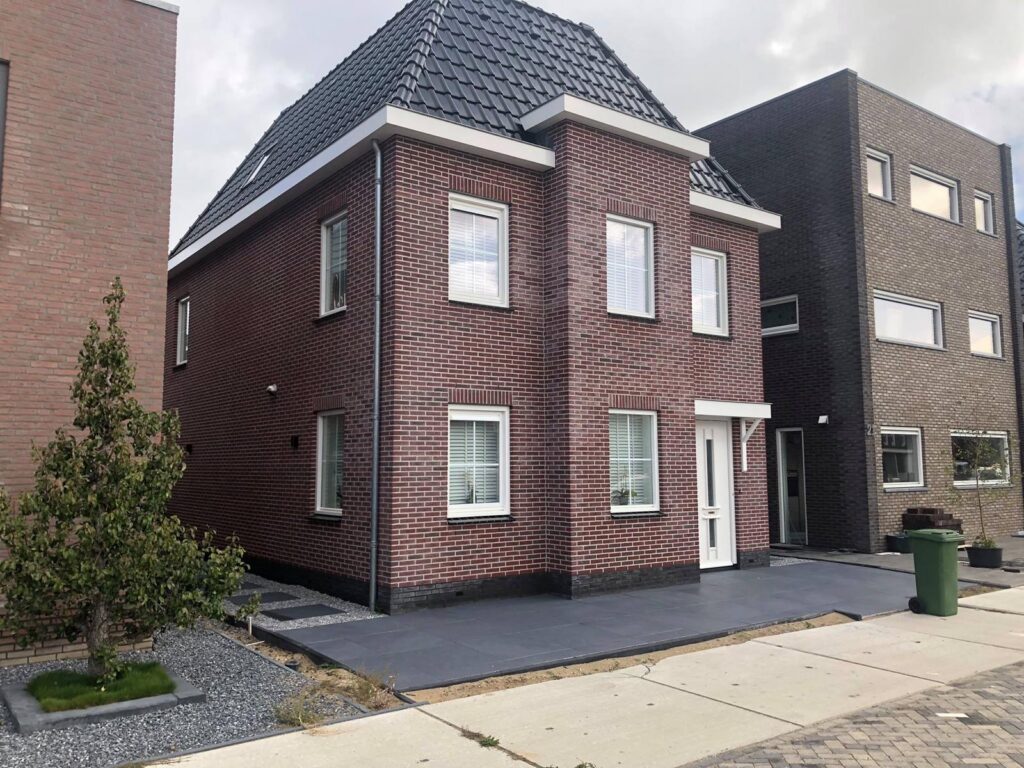 nieuwbouwwoning-rode-baksteen-broco-timmerwerken