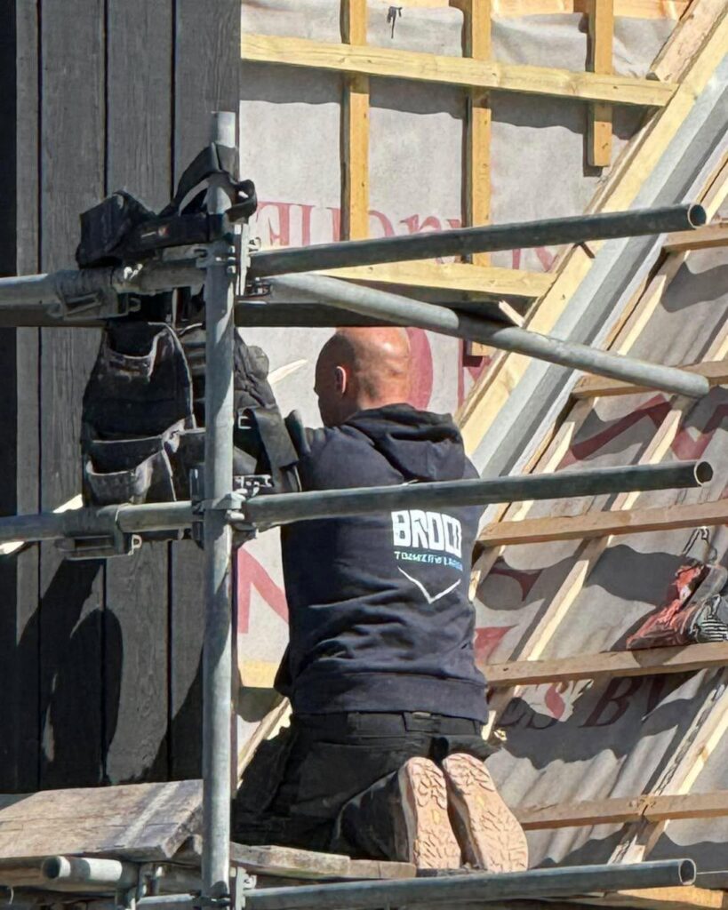 BroCo Timmerwerken aan het werk met de Red Cedar gevelbekleding.