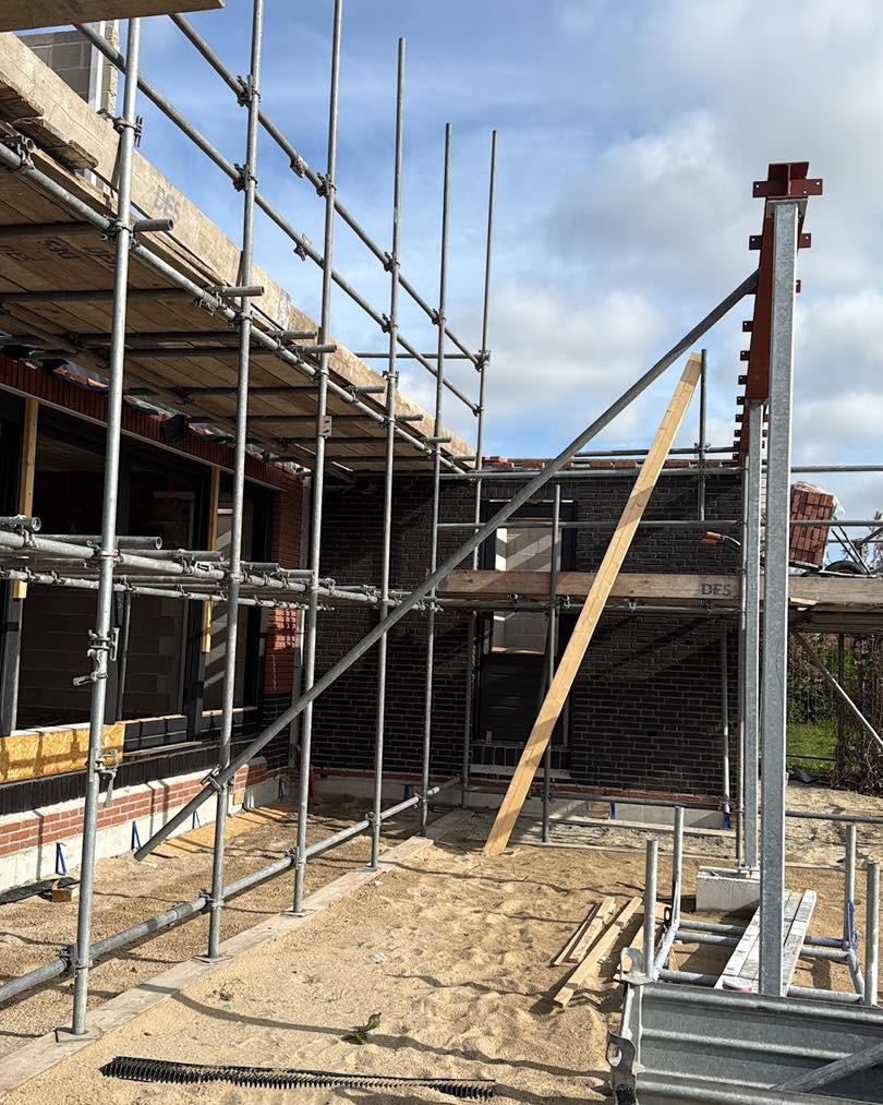 Steigerwerk bij het bekleden van een risaliet met Red Cedar gevelbekleding