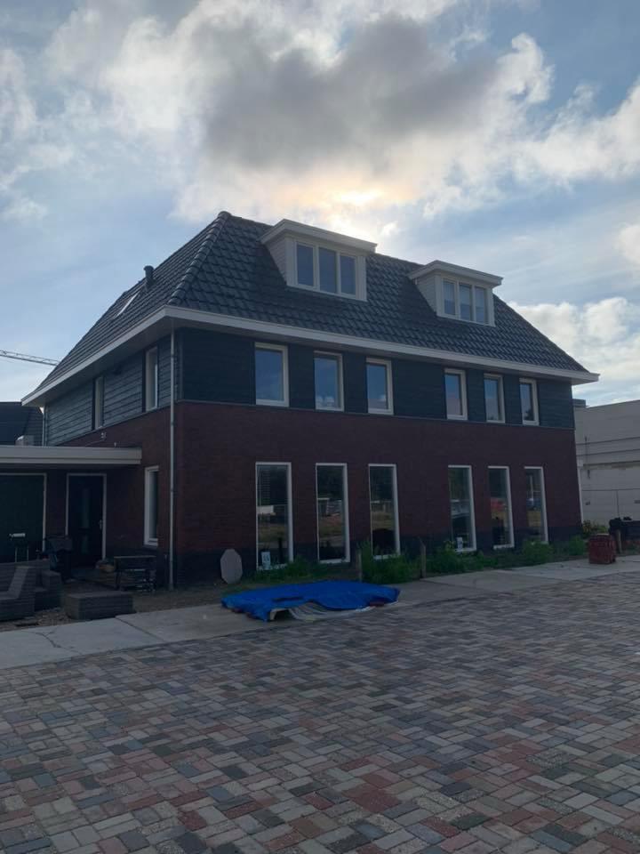 Opgeleverde twee-onder-een-kapwoning met dakkapellen door BroCo Timmerwerken
