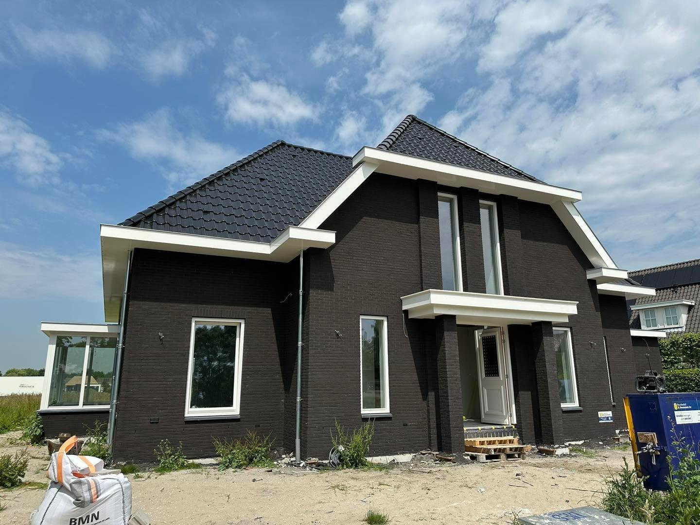 woning-opgeleverd-rijsenhout-donkere-gevelsteen-broco-timmerwerken