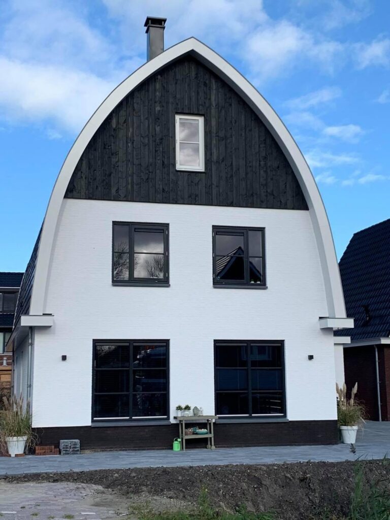 BroCo Timmerwerken leverde deze bijzondere woning met spitsboog kap op in de Beemster.